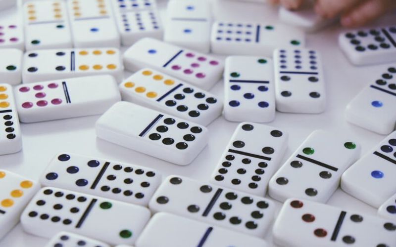 Cách thực hiện đánh bài trong luật chơi domino
