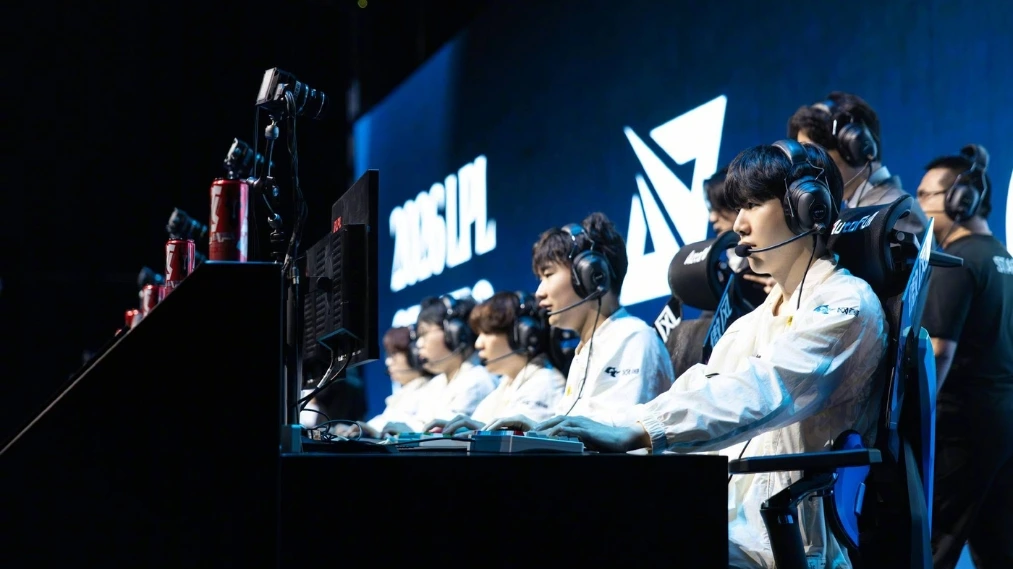 Sức ép tấn công từ bộ đôi TheShy và Rookie bên phía Invictus Gaming